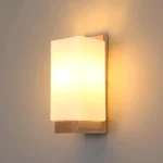 Moderne Wandleuchte aus Holz und Glas