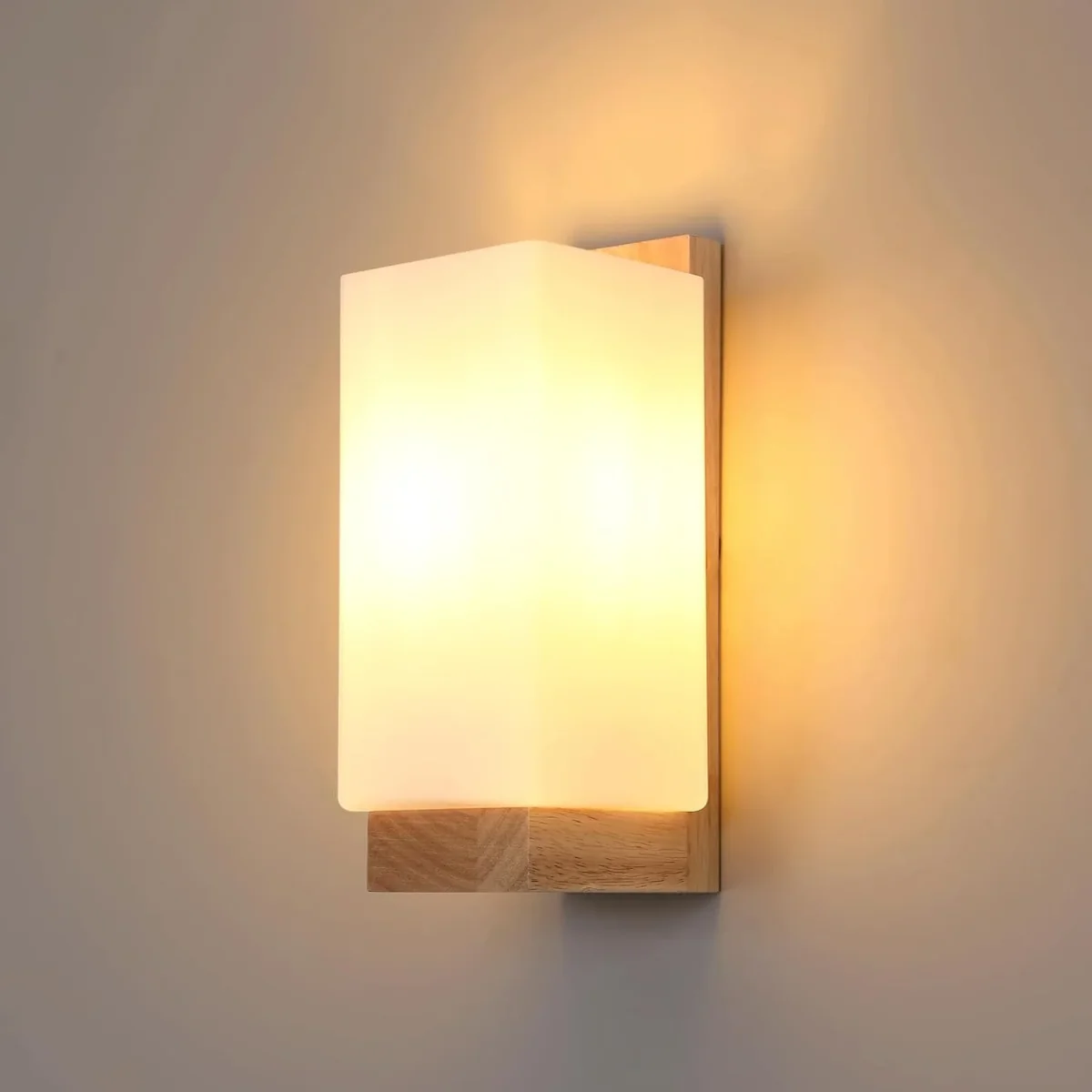Moderne Wandleuchte aus Holz und Glas