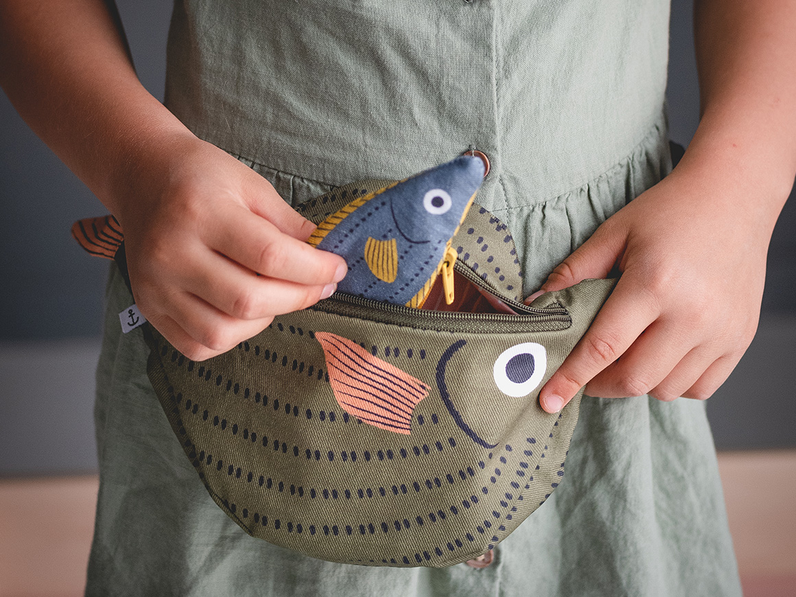 Kid Damselfish, fanny pack