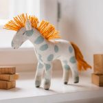 Kuscheltier Pferd mit blauen Punkten, 25 cm