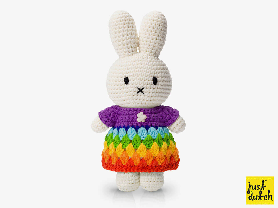 MIFFY gehäkeltes Kuscheltier – im Regenbogenkleid